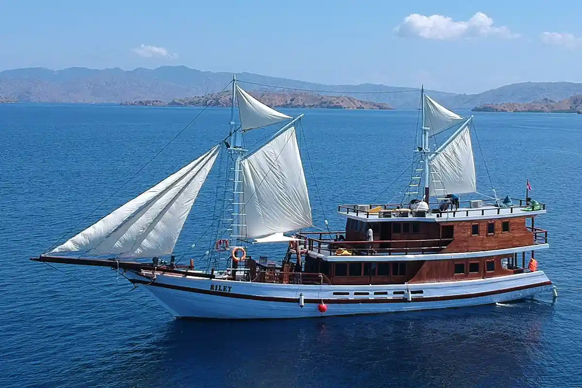 A phinisi under sail in Komodo National Park