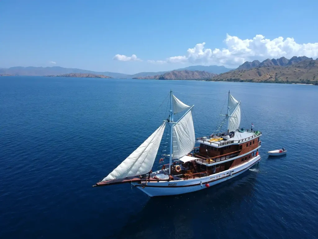 Phinisi vs Catamaran vs Motor Yacht in Komodo: Which Hull Suits Your Trip?